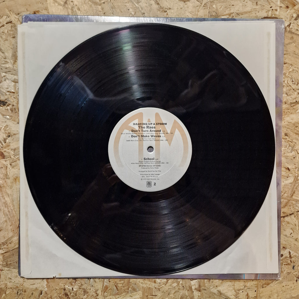 The Raes – Dancing Up A Storm