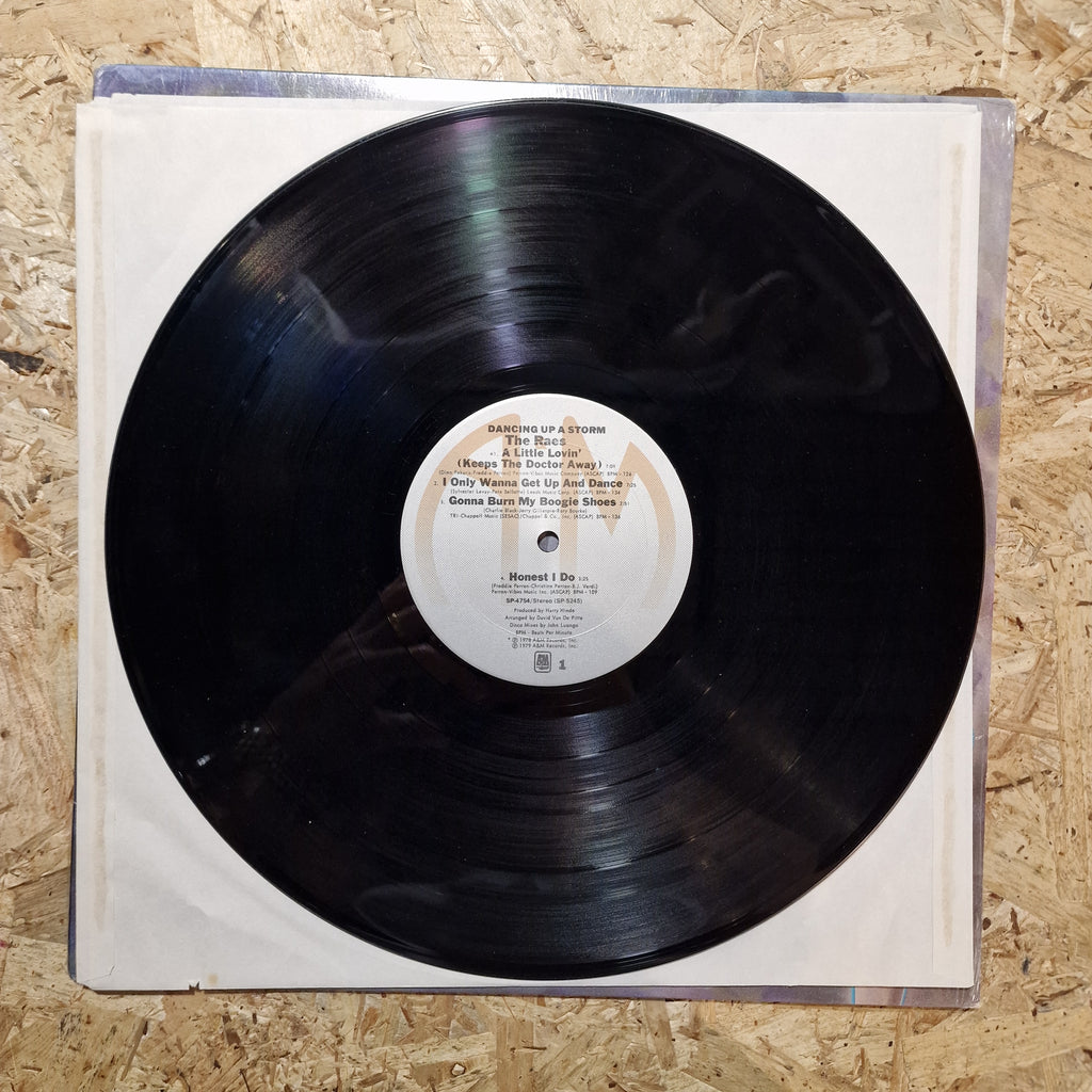 The Raes – Dancing Up A Storm