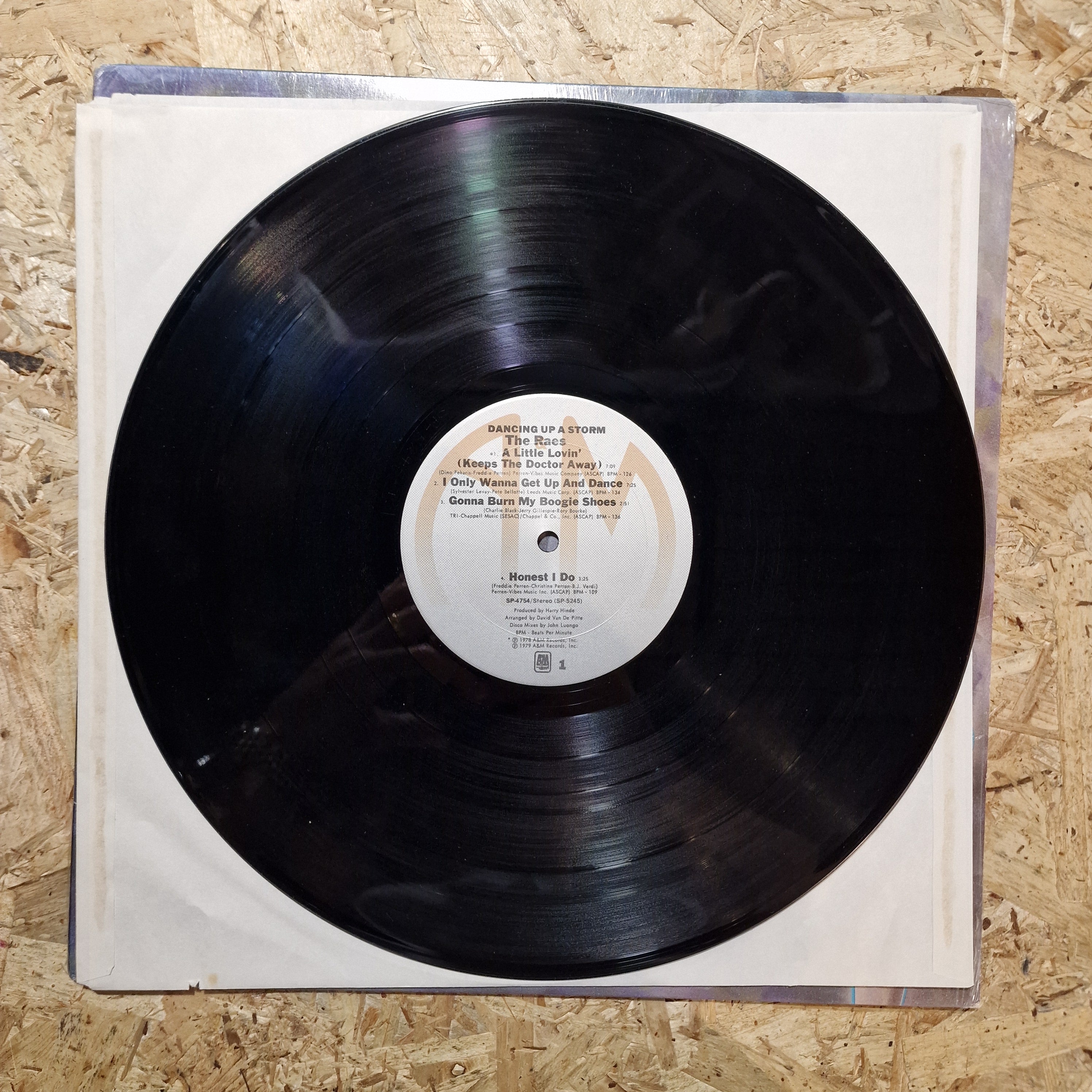The Raes – Dancing Up A Storm