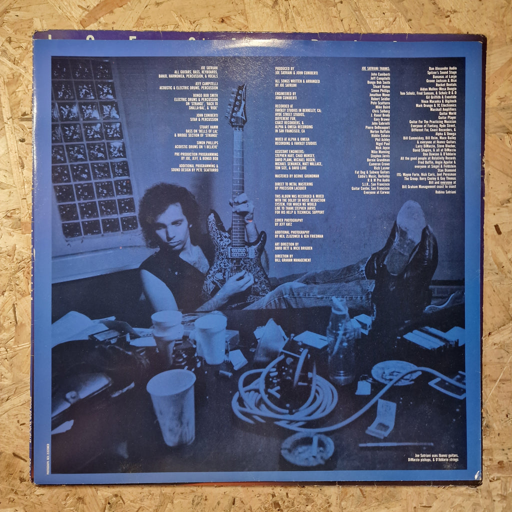 Joe Satriani – Flying In A Blue Dream
