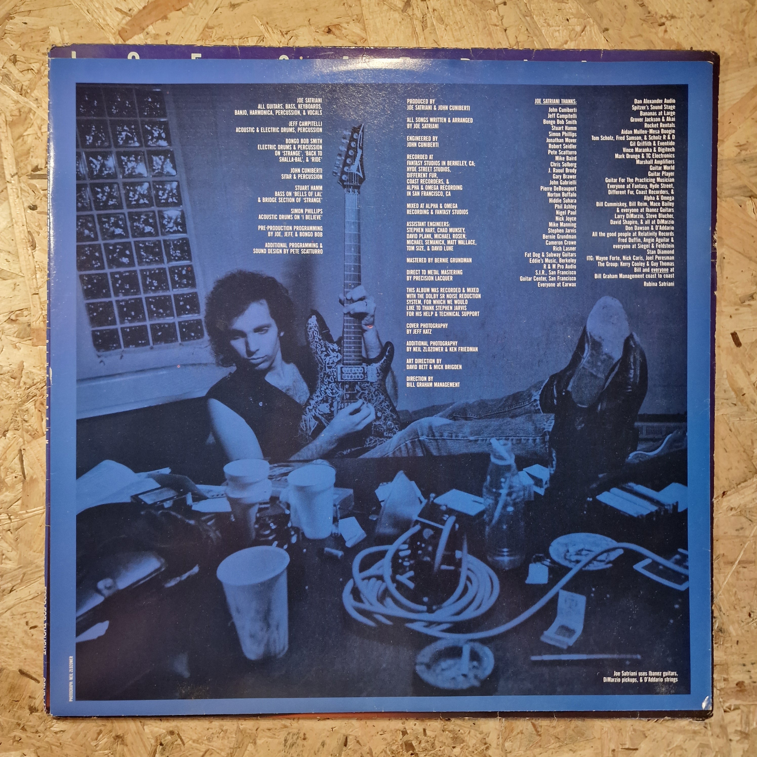 Joe Satriani – Flying In A Blue Dream